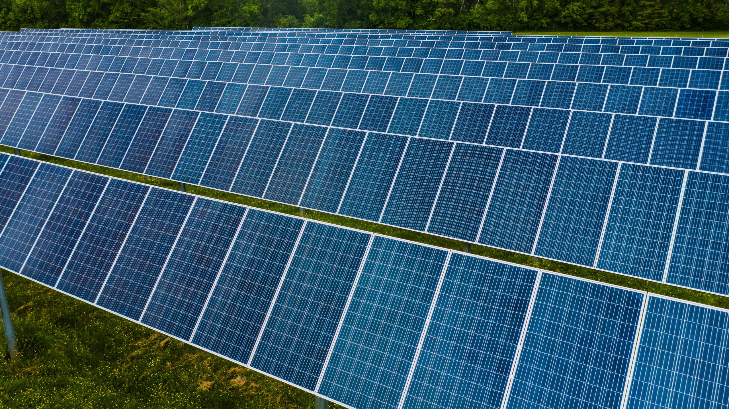Can I connect a 100W solar panel to a 200W solar panel
