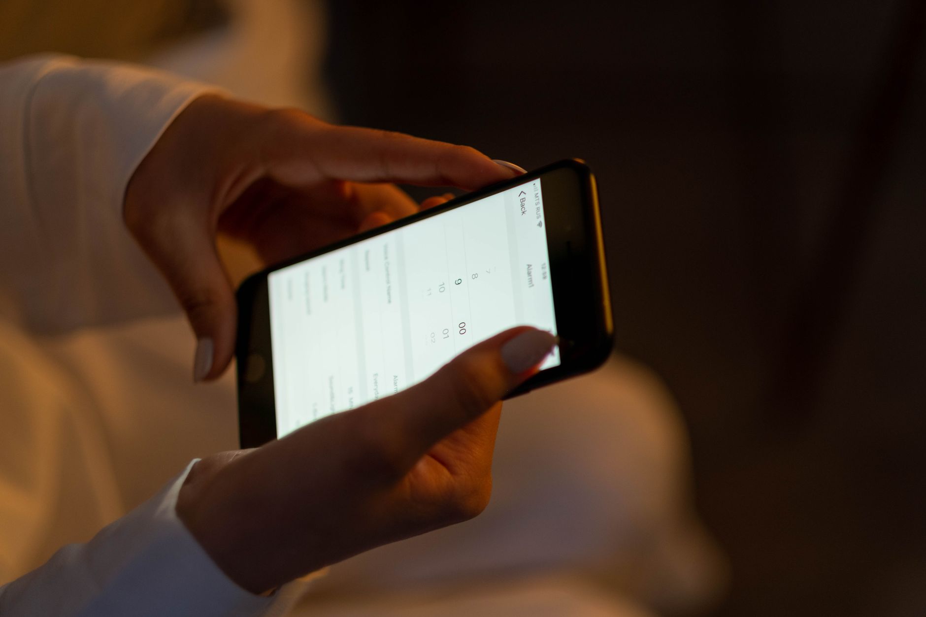 Android depolama alanı artırma - person holding smartphone and using cloud storage app natural lighting