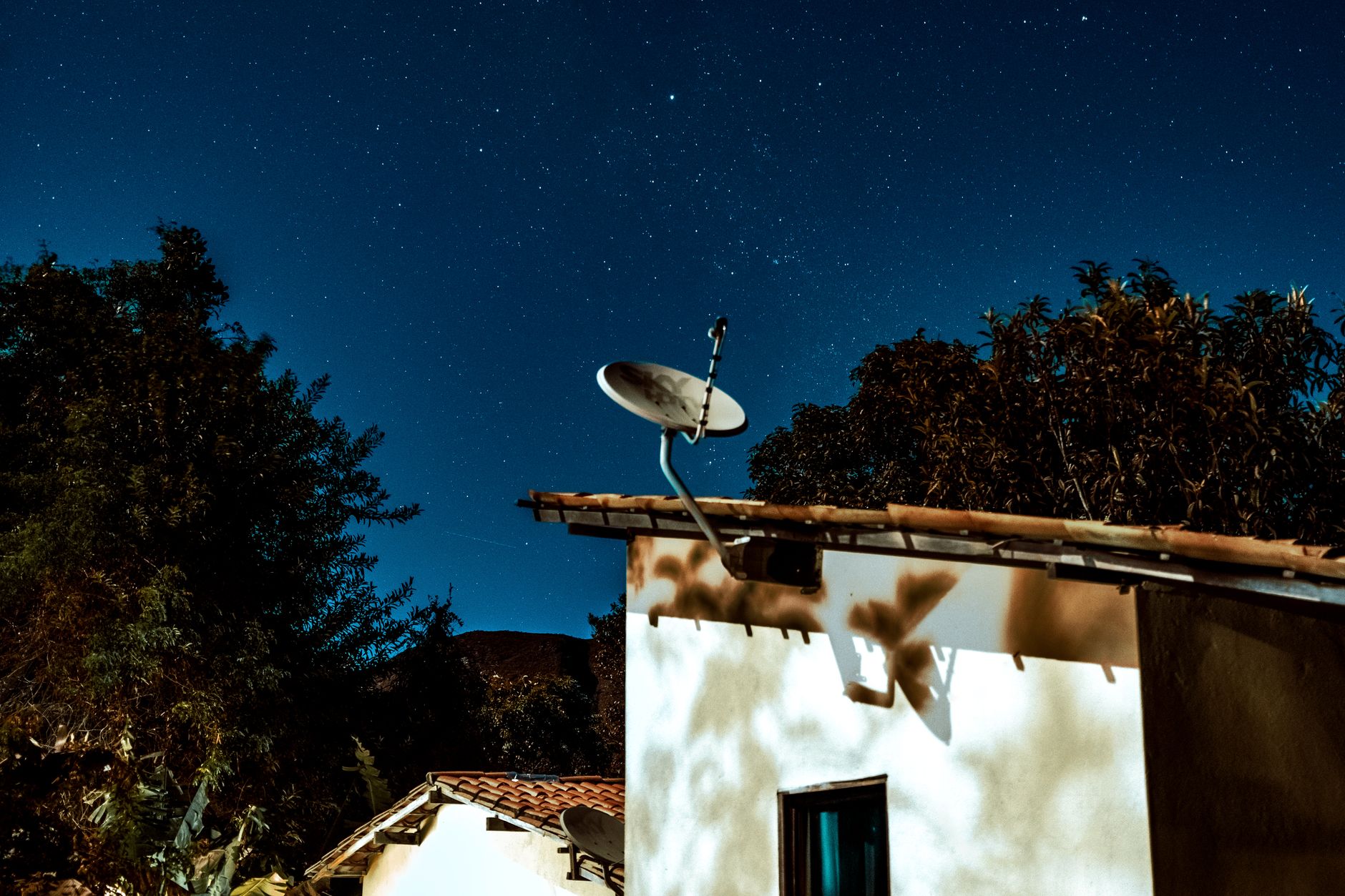 Samsung TV 0 kanal bulundu - satellite dish on roof against blue sky photorealistic