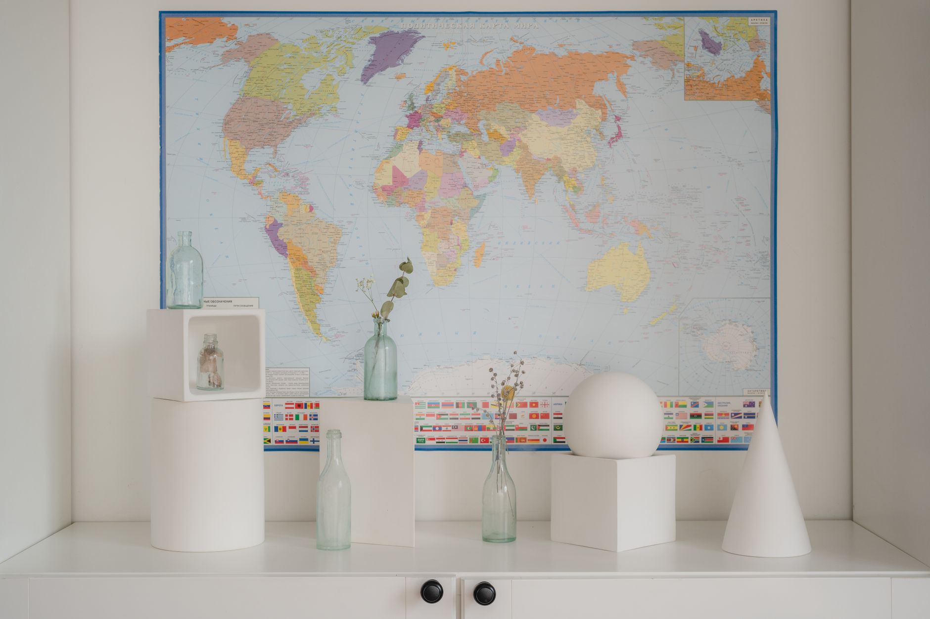 UTC ve GMT aynı mı - world map with time zones on wall in office natural lighting