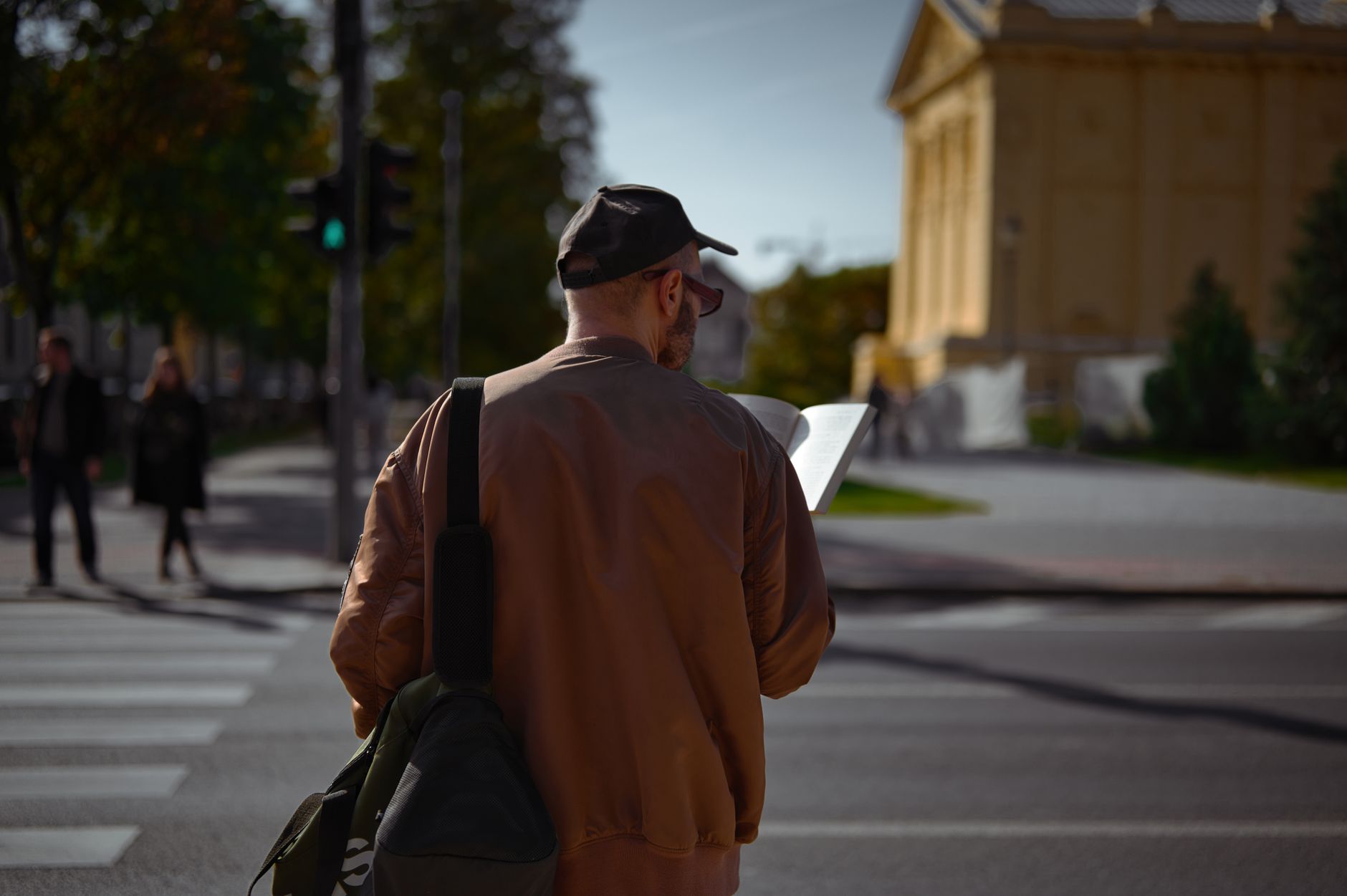 iPhone'da konum paylaşımı nasıl yapılır - person using iphone on city street checking map location photorealistic